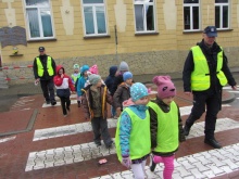 Klasa I realizuje program „Akademia Bezpiecznego Puchatka”. Aby wesprzeć pracę nauczyciela do naszej szkoły zostali zaproszeni funkcjonariusze Policji w Łapszach Niżnych.                                   	Celem spotkania było uwrażliwienie dzieci i przekazanie im zasad bezpieczeństwa w szkole,  na drodze oraz w kontaktach z nieznajomymi. Policjanci w ciekawy sposób przybliżyli uczniom zasady ruchu drogowego. Poprzez doświadczenie z latarką uzmysłowili dzieciom celowość noszenia emblematów odblaskowych.    